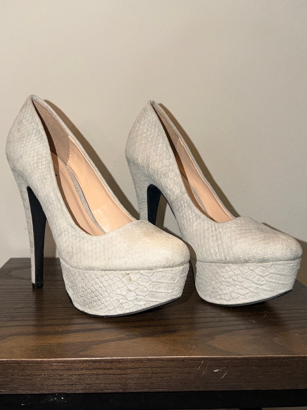 Qupid US size 7 Platform High Heel Pumps, snake texture in Light Gray s